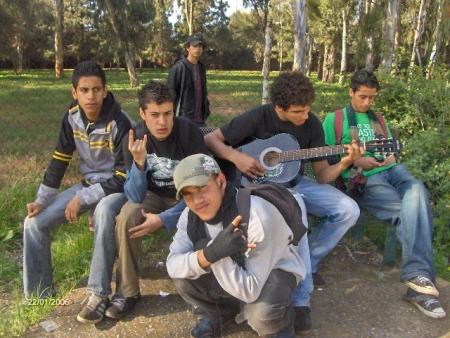 alita  a  goch abdel  en bas   et  ali  ac la guitarre  lol